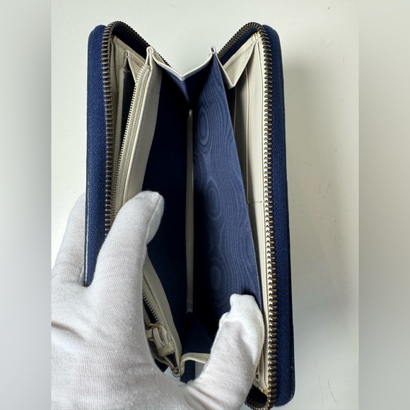 Gucci Women’s Round Long GG Marmont White and Navy Wallet - Picture 12 of 16